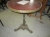 Rundt bord med messingkant og understel i bronze/messing, diameter ca 60 cm, sælges af privat, kun moms af salær