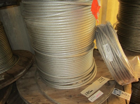 Ca 170 m kabel, ca 175 m kabel, begge på tromle, ca 75 m kabel uden tromle, se fotos for specifikation, samt 1 vinterhjul 195R14C 106/104Q