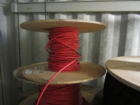 Ca 25 m kabel, ca 25 m kabel, ca 104 m kabel, ca 25 m kavbel ca 300 m kabel, alle på tromle, se fotos for specfikation