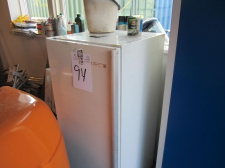 Køleskab Gram samt kemi og øvrigt i vindueskarmen