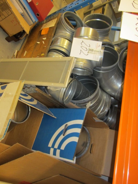 Palle og kasser med ventilationsfittings, bøjninger, T-stykker mm 