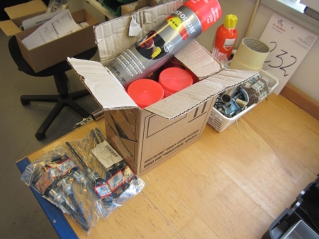 Kasse med bolte, spraydåser, 6 umbracotoppe mm, samt dele i vindueskarm