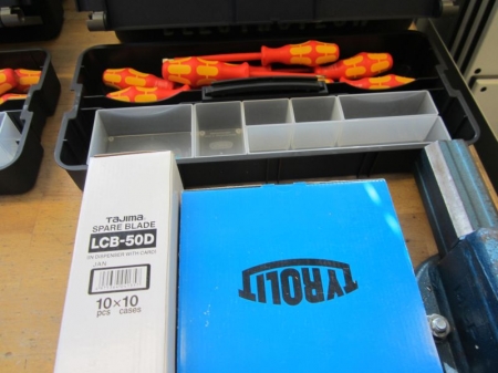 Værktøjskasse med håndværktøj, skæreskiver, 100 ks hobbyknivsblade mm