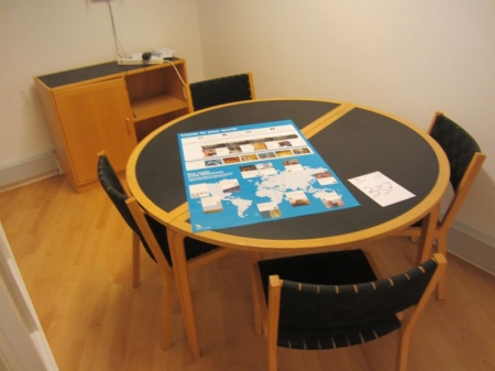 Rundt mødebord i bøg med gråt linoleum, 4 stole i formspændt bøg samt reol/skab svarende hertil