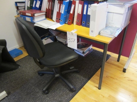 Bord og kontorstol, uden papir og mapper 