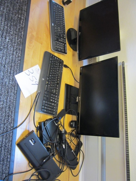 2 stk fladskærm LG, 2 stk tastaturer, div computertilbehør