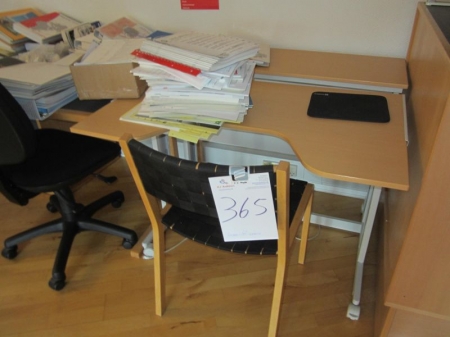 Computerbord på hjul, besøgsstol, skrivebord med kasette samt kontorstol, uden papir og mapper