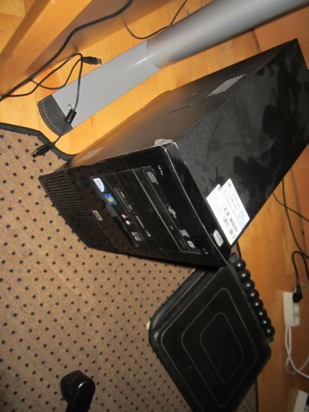 Computer HP, uden harddisk, tastatur, Jabra Pro headset, 2 stk fladskærme og regnemaskine