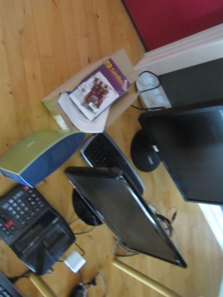 Lille bøgebord, 2 stk tastatur, mus, UPS, regnemaskine, headset, 2 stk fladskærme Samsung, samt div elektronik i kasse