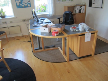 Skrivebordsarrangement med el-hæve/sænkebord, sidebord, kasette, kontorstol samt reol, i bøg/grå linoleum, uden papir og indhold
