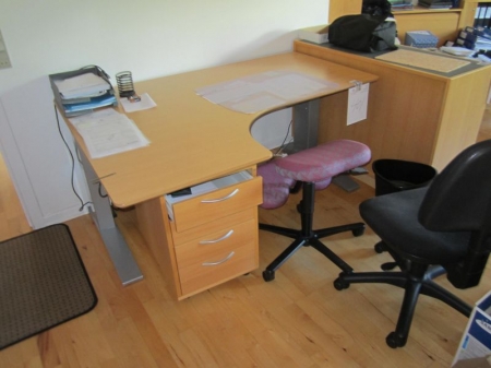 El-hæve/sænke skrivebord Conset, med kasette, kontorstol, ergonomisk stol, uden papir og indhold