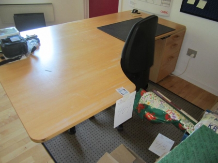 El-hæve/sænke skrivebord med kasette, kontorstol, bordplade slidt
