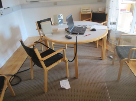 Rundt mødebord i bøg/hvid laminat, 5 stk stole i form,spændt bøg samt reol i bøg, alt uden indhold