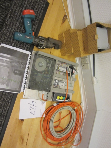 Kabelklipper på batteri, samt prøveopstilling, kasser, kabler mm 