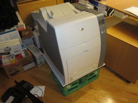 Farveprinter HP Color LaserJet CP4005n samt Canon fax og systemtelefon, der medfølger nogle patroner
