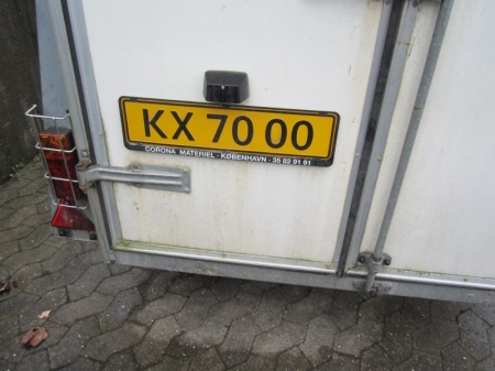 Brenderup trailer med lukket glasfiberkasse, nr. plade KX 7000, T:750 kg, L: 350 kg1 aksel, årgang 2004, nummerplade medfølger ikke