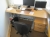 El-hæve/sænke skrivebord, skråtskåret i enderne, med kasette og kontorstol