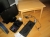 Lille bøgebord, 2 stk tastatur, mus, UPS, regnemaskine, headset, 2 stk fladskærme Samsung, samt div elektronik i kasse