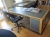 Skrivebord med kasette, sidebord og Haag kontorstol, samt skrivebordslampe