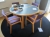 Rundt bord i bøg, 4 stole i lamineret bøg og med lilla mønstret stof, flot stand 