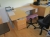 El-hæve/sænke skrivebord Conset, med kasette, kontorstol, ergonomisk stol, uden papir og indhold