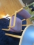 Mødebord i bøg/grå linoleum, 7 stk stole i formspændt bøg med lilla mønstret stof, samt gulvtæppe ca 3,5x2,5 meter, flot stand