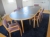 Mødebord i bøg/grå linoleum, 7 stk stole i formspændt bøg med lilla mønstret stof, samt gulvtæppe ca 3,5x2,5 meter, flot stand
