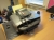 Farveprinter HP Color LaserJet CP4005n samt Canon fax og systemtelefon, der medfølger nogle patroner