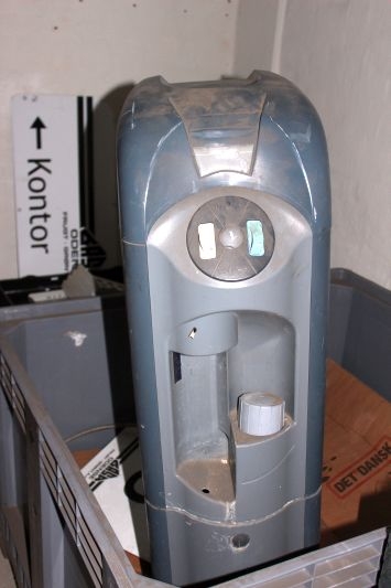 Pallekasse + drikkevandsautomat (stand ukendt)