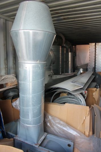 Stort parti ventilationsdele i container
