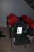 11 røde stole + 6 sorte stole 