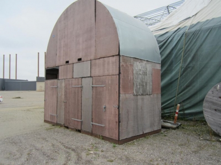 Metal shed profiles and sheets of wood / tin roof, about 2,4x5,5 xH 5.5 meters, can be moved with a forklift, containing cable drum, cable reel, pallets, bolts, lights, etc.