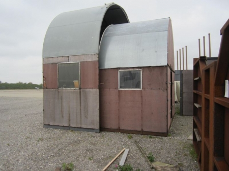 Metal profile shed and sheets of wood / tin roof, about 2,4x5,5 xH 5.5 meters, can be moved with a forklift, containing pallets, etc., and similar shed a little smaller dimensions