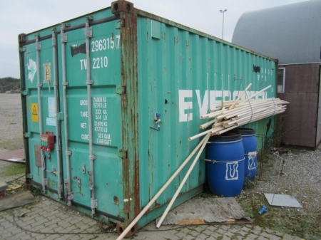 20´ skibscontainer nr EMCU298315, stand middel/god, med lys og 8 fag lagerreol i metal, god kvalitet, samt installations. Rør og tønder ved siden