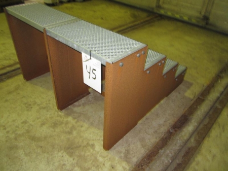 Trappe med 4 trin bygget i jern og med galvaniserede trin ca 120xh75 cm, arkivfoto