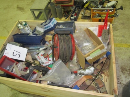 Palle med stropper, kabelrulle, håndværktøj, værktøjskasse, småmaterialer mm 