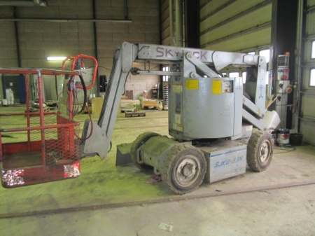 Self-propelled boom lift Skyjack, electric propelling, type SJKB-33N, p / n 90 827, weight 6.577 kg, capacity 226 kg, platform height of 10 meters, year 1998, with built-in charger, next inspection 2/2013