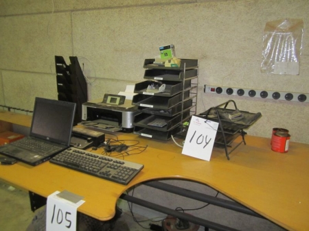 Bærbar computer, docking, printer, tastatur mm på skrivebord, stand ukendt