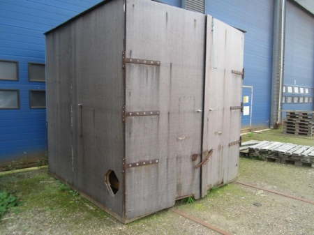 Sheet metal shed with brown wooden boards, about 2,6x2,6x2,6 meters and a strong cable roller and 3 small fan heaters
