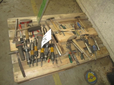 Pallet with 6 air tools and hand tools and straightedge