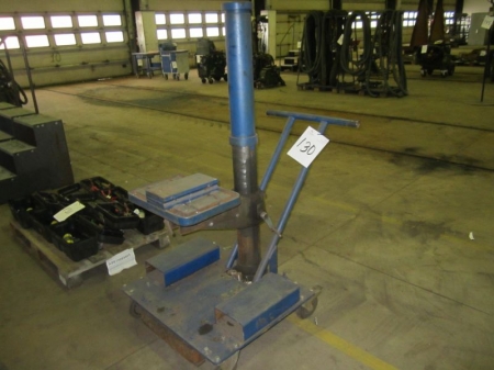 Carriage built with balancing weight and column and table from pillar drill