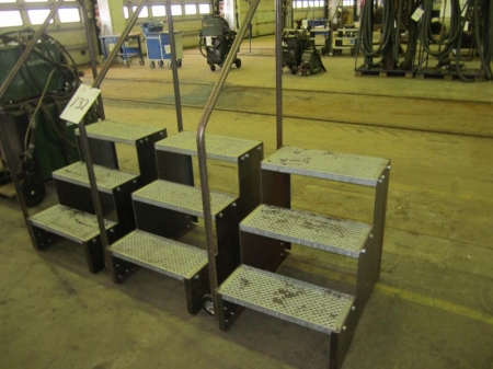 3 stk trapper med gelænder og hjul, opbygget i jern med galvaniserede trin, bredde ca 60 cm, højde ca 73 cm 