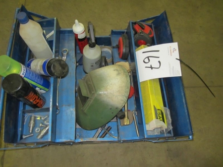 Værktøjskasse med håndværktøj, svejseelektroder, målebånd mm