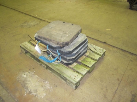 Pallet with 6 plates for crane outriggers approximately 50x50x6 cm, with handles