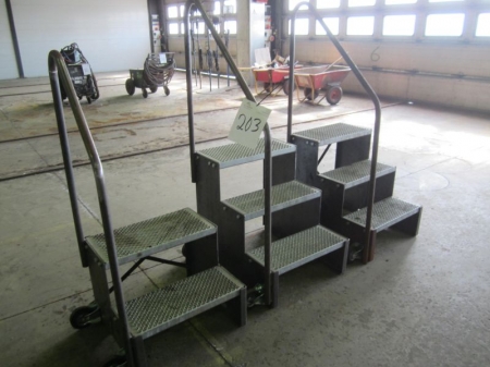 2 stk trapper med gelænder og hjul, opbygget i jern med galvaniserede trin, bredde ca 60 cm, højde ca 73 cm, ditto med 2 trin, ca 60x50 cm