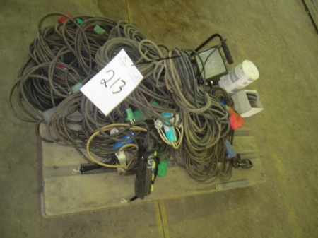 Pallet with cables, extension cords, Spotlight, various small accessories
