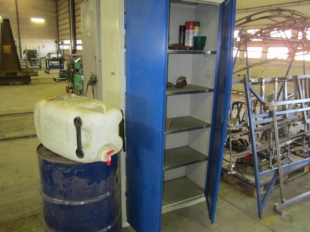 Steel cabinet with 2 doors, Blika without key, containing spray cans, brooms, brushes, etc., and about 50 liters of washer fluid in the bottle