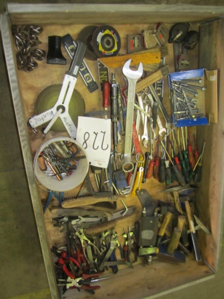 Pallet with 1 air tools and various hand tools