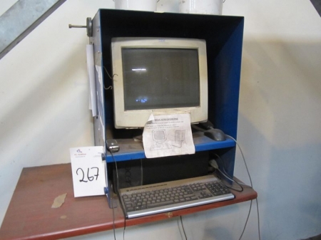 Arbejdsstation med computer, skærm, tastatur og håndscanner