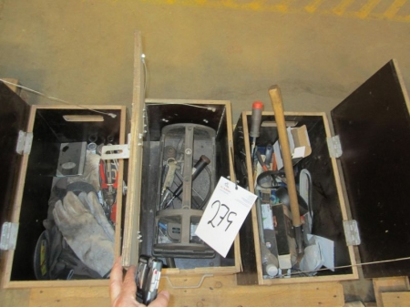 Palle med 3 værktøjskasser i træ, indhold af håndværktøj mm
